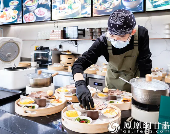 安泊尔依托本地资源，开发出多款兰州牛肉面特色菜品。马瑞凡　摄