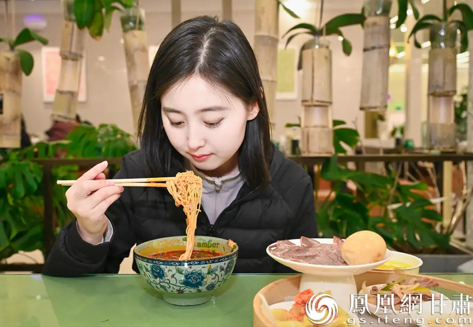 一碗醇香的兰州牛肉面搭配各式小菜，俘获食客味蕾。王婷　摄
