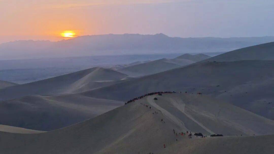 鸣沙山月牙泉景区迎来元旦旅游高峰