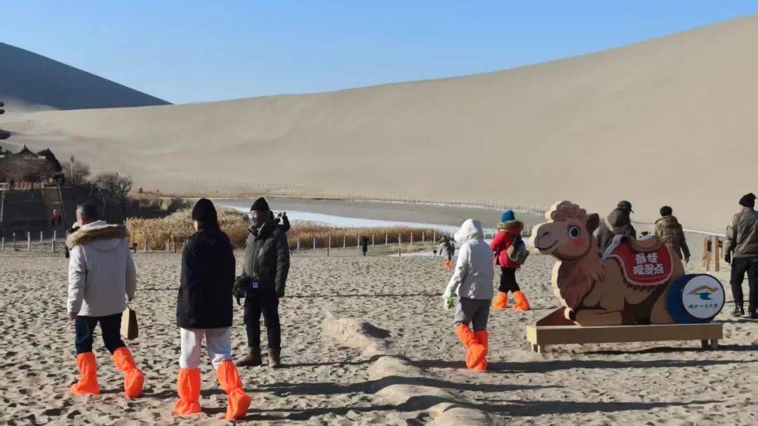 鸣沙山月牙泉景区迎来元旦旅游高峰