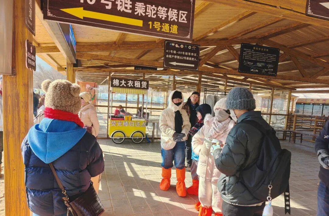 鸣沙山月牙泉景区迎来元旦旅游高峰
