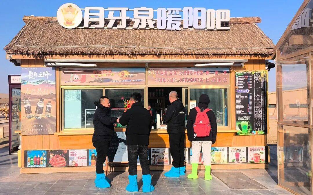 鸣沙山月牙泉景区迎来元旦旅游高峰