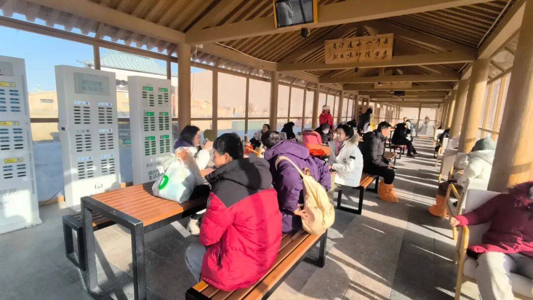 鸣沙山月牙泉景区迎来元旦旅游高峰